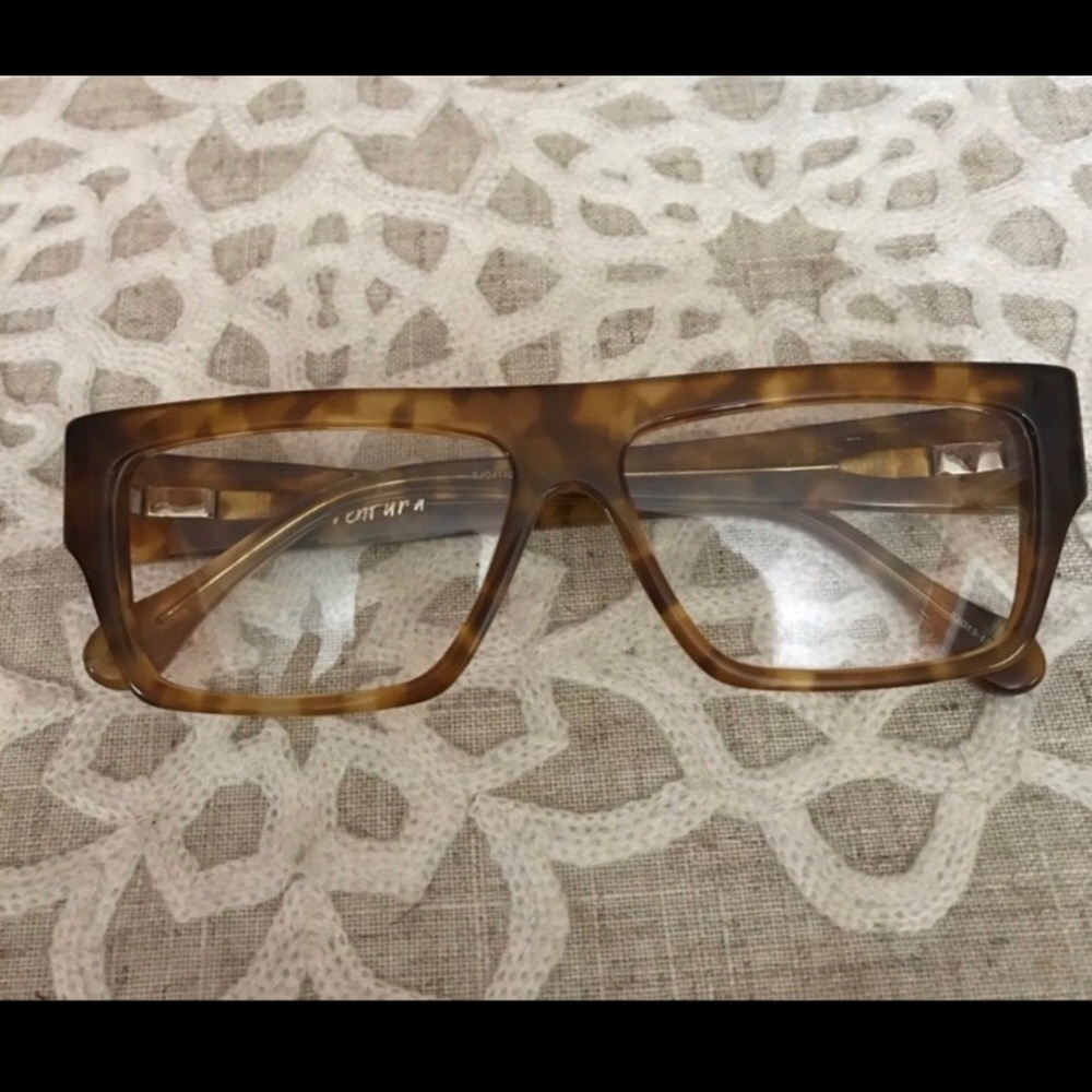Elizabeth & James Ventura glasses